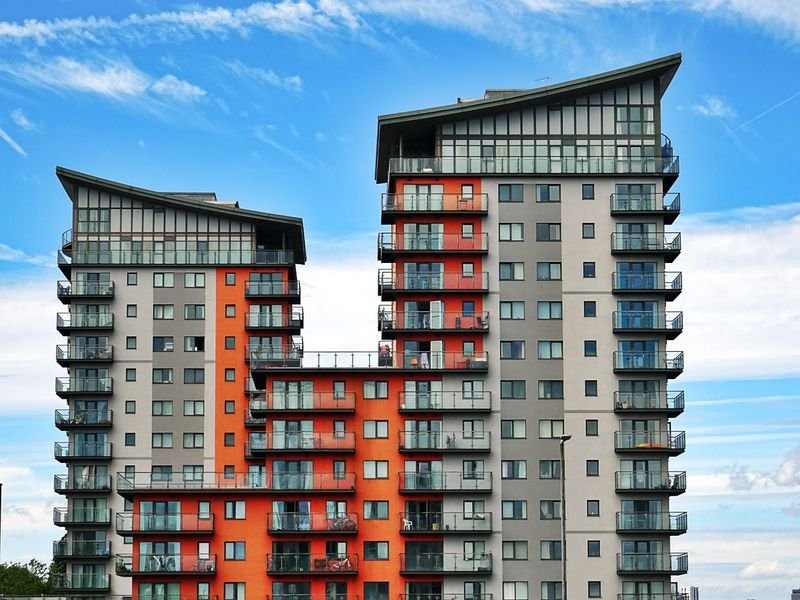 Edificio de uso mixto con oficinas y vivienda